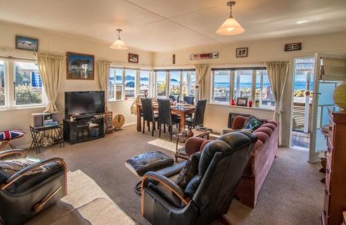 Marahau House | Raisin Town - Marahau Bach