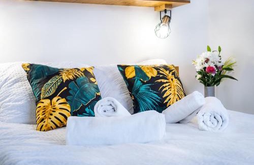 Mieroszow House | Rajska polana Domki PREMIUM ,na odludziu z prywatną BALIĄ z jacuzzi i sauną ,Cisza,rowery elektryczne,góry,astroprzygoda,- Adršpach, Skalne Miasto, Zamek Książ,Andrzejówka,Karpacz, Śnieżka,Janskie Laznie,Pec