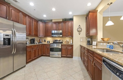 Brier Creek Country Club Condo | Raleigh luxurious Garage Pool Hot Tub Golf Elevator Airport Resort Shopping
