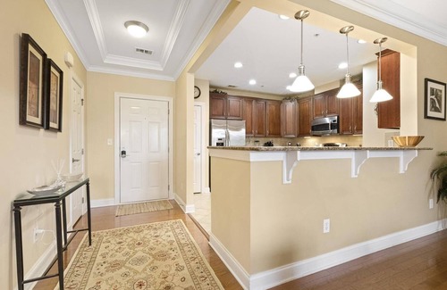 Brier Creek Country Club Condo | Raleigh luxurious Garage Pool Hot Tub Golf Elevator Airport Resort Shopping