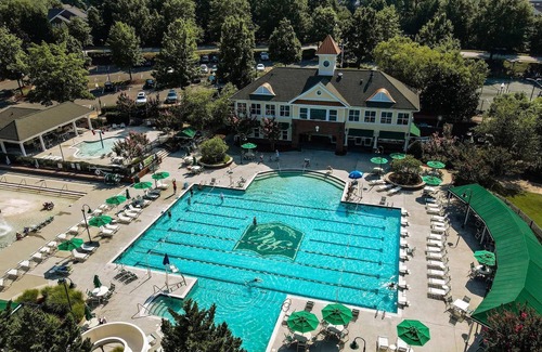 Brier Creek Country Club Condo | Raleigh luxurious Garage Pool Hot Tub Golf Elevator Airport Resort Shopping