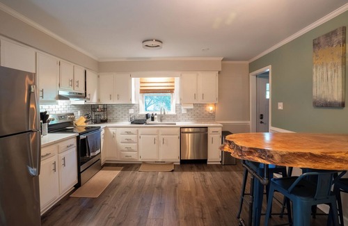 North Raleigh House | Raleigh Retreat~Dog Friendly Peaceful Location~Discounts for extended stay!