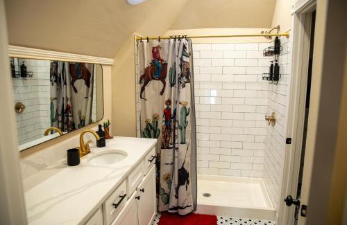 Chickasha House | Ralphie's House Chickasha - Sleeps 10 - Hi Speed WIFI - Brand New!