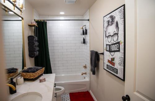 Chickasha House | Ralphie's House Chickasha - Sleeps 10 - Hi Speed WIFI - Brand New!