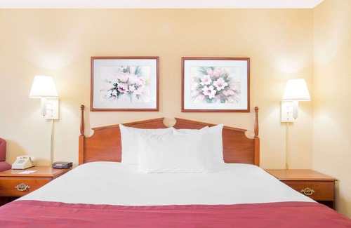 Angola Hotel | Ramada by Wyndham Angola/Fremont Area