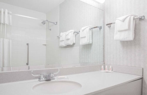 Angola Hotel | Ramada by Wyndham Angola/Fremont Area