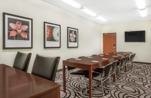 Carlyle Hotel | Ramada by Wyndham Carlyle