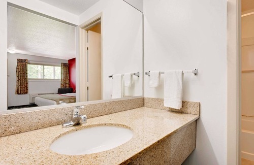 Fairview Park Hotel | Ramada by Wyndham Cleveland Airport West
