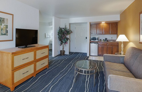 Downtown Hotel | Ramada by Wyndham Costa Mesa/Newport Beach