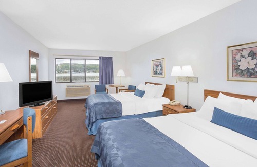 Hancock Hotel | Ramada by Wyndham Hancock Waterfront