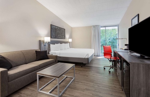 Windsor Locks Hotel | Ramada by Wyndham Hartford North/Bradley Airport