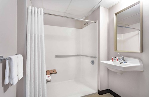 Windsor Locks Hotel | Ramada by Wyndham Hartford North/Bradley Airport
