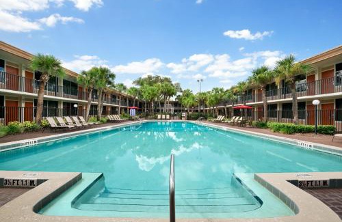 West Kissimmee Hotel | Ramada by Wyndham Kissimmee Gateway - Free Theme Park Shuttle