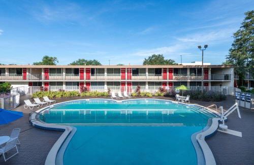 West Kissimmee Hotel | Ramada by Wyndham Kissimmee Gateway - Free Theme Park Shuttle