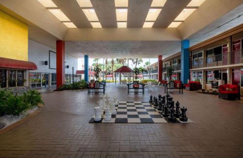 West Kissimmee Hotel | Ramada by Wyndham Kissimmee Gateway - Free Theme Park Shuttle