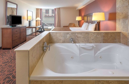 Fallsview Hotel | Ramada by Wyndham Niagara Falls/Fallsview