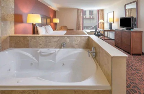 Fallsview Hotel | Ramada by Wyndham Niagara Falls/Fallsview