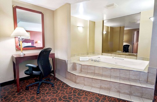 Fallsview Hotel | Ramada by Wyndham Niagara Falls/Fallsview