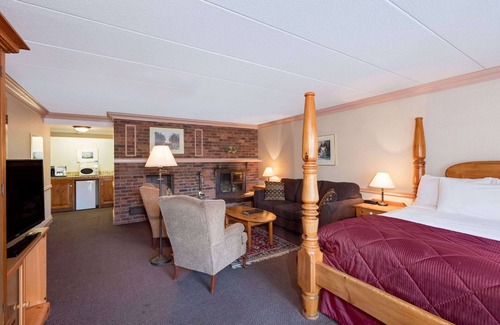 North Bay Hotel | Ramada by Wyndham Pinewood Park Resort North Bay