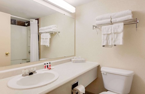 North Bay Hotel | Ramada by Wyndham Pinewood Park Resort North Bay