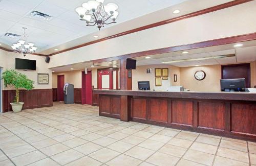 Red Deer Hotel | Ramada by Wyndham Red Deer Hotel & Suites