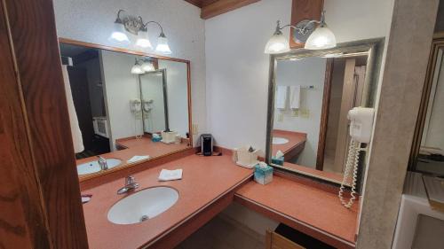 Saginaw Hotel | Ramada by Wyndham Saginaw Hotel & Suites