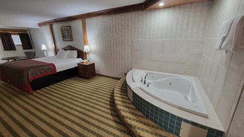 Saginaw Hotel | Ramada by Wyndham Saginaw Hotel & Suites