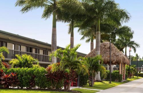 Whitfield Hotel | Ramada by Wyndham Sarasota Waterfront