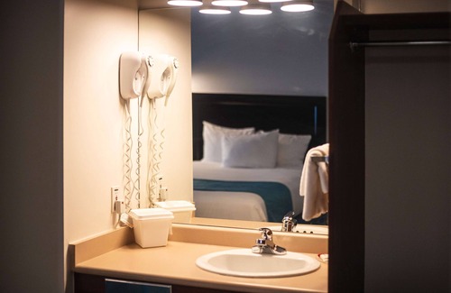 Surrey Hotel | Ramada by Wyndham Surrey/Langley