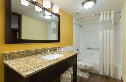 Carver City - Lincoln Gardens Hotel | Ramada by Wyndham Tampa Westshore Airport South