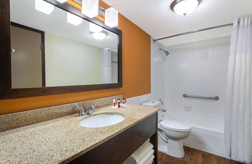 Carver City - Lincoln Gardens Hotel | Ramada by Wyndham Tampa Westshore Airport South