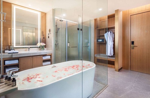 Chengjiang County Hotel | Ramada Plaza Fuxian Lake