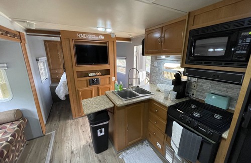 Jonesville House | Ramblin Rose Mountain Camping with Theater, Hot-Tub, Fire-Pit & Hiking Trails