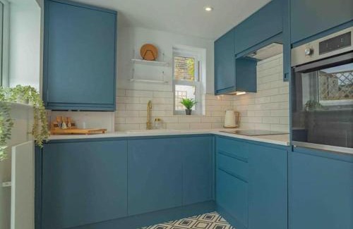 Ramsgate House | Ramsgate Family Cottage nr Beach -Harbour- Sleeps 4 - Garden - Parking on Street