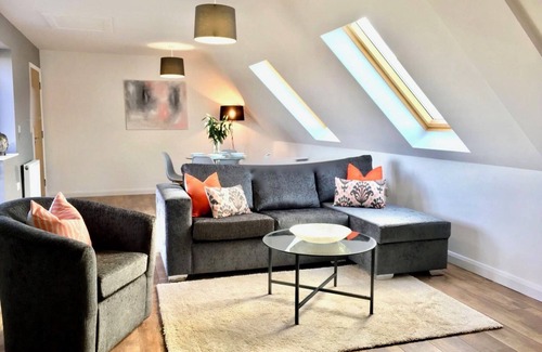 Cowley Apartment | Rana Ct 5 (The Morse Suite) | 1 Bed Top Floor Apt
