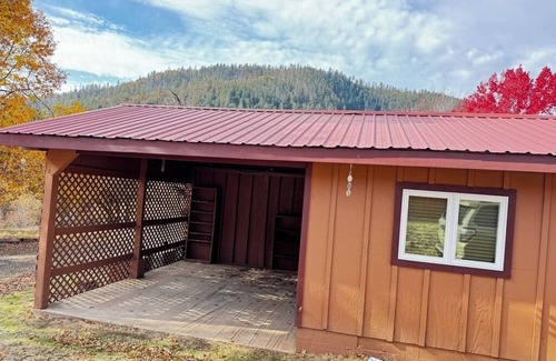Murphy Cabin | Ranch Cabin and Tiny Home Hidden Meadows Estate