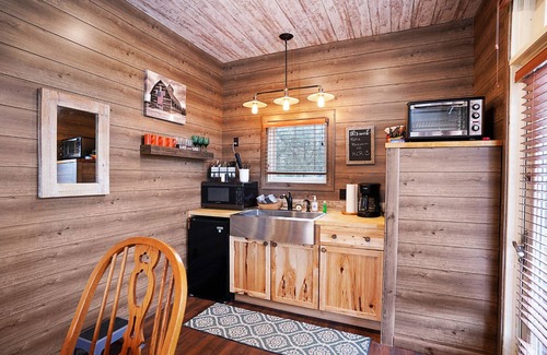 Ashland Cabin | Ranch Cabin w/Hot Tub. Communal Sleeping 2 Queen + Full Trundle. Pet Friendly!