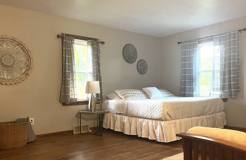 New Franklin House | Ranch featuring 3 King beds, New Hot tub on several acres, & fishing creek.