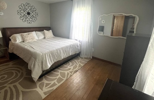 New Franklin House | Ranch featuring 3 King beds, New Hot tub on several acres, & fishing creek.