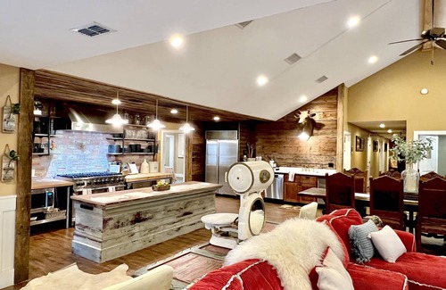 Brandon House | Ranch House Farm Stay w/Fishing/RecCourt/Pools/Kayaks/FarmAnimals