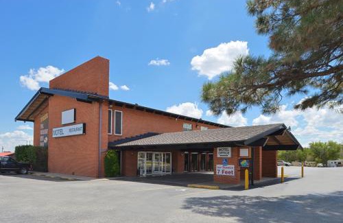 Sweetwater Hotel | Ranch House Motel