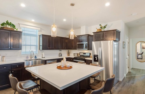 Temecula House | Ranch House View+Tub - 4 bedroom, 4 bath home on-site of Galway Downs
