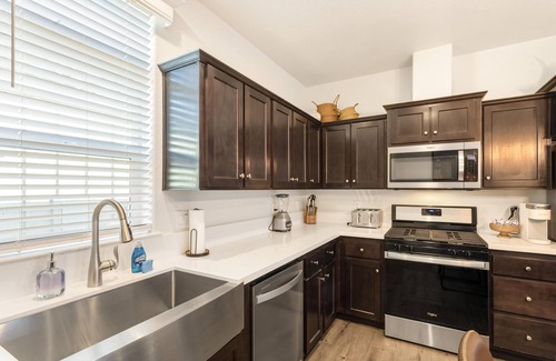 Temecula House | Ranch House View+Tub - 4 bedroom, 4 bath home on-site of Galway Downs