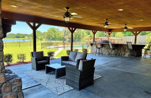Shreveport House | Ranch & Retreat in Caddo Parish