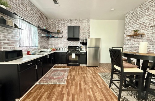 Dinuba House | Ranch Style GuestHouse w Pool Access Close to NAT’L PARKS