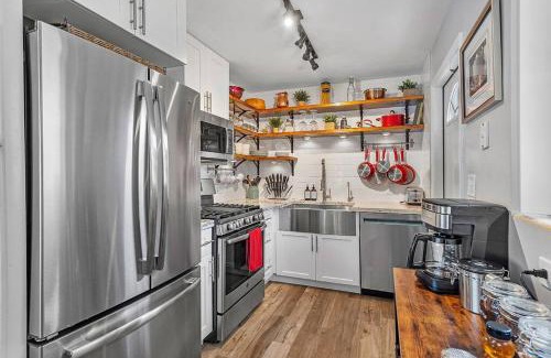 Lake Worth House | Ranch Style, King Bed, Guitar, BBQ- 1 Dollar rides to Beach & Downtown