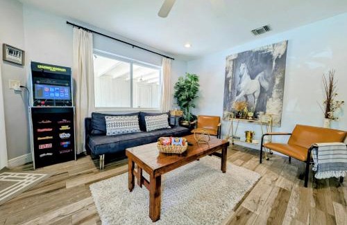 Lake Worth House | Ranch Style, King Bed, Guitar, BBQ- 1 Dollar rides to Beach & Downtown
