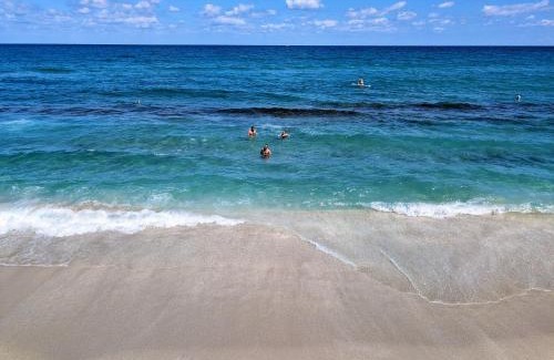 Lake Worth House | Ranch Style, King Bed, Guitar, BBQ- 1 Dollar rides to Beach & Downtown
