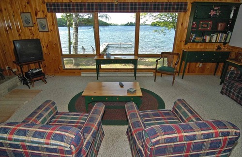 Cable House | Ranch-Style Seidls Home Feet away to Lakeshore by RedAwning