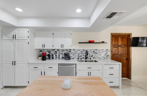 Enterprise House | Ranch style villa with pool and spa